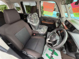 運転席シート回り。汚れが目立たないシート色!ひじ掛けも付いてます!