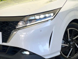 【LEDヘッドライト】悪天候や夜間走行時も良好な視界を確保し安心して運転できる高輝度LEDヘッドライトを装備!点灯速度が早く、消費電力も抑えられています。