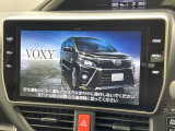 【10.5インチナビ】高級感とインパクトのある大画面ナビを装備。各種オーディオ操作はもちろん、スマホ連携もできる利便性の高いナビです♪