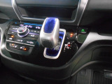 インパネシフトだから視線の移動も少なく足元もスッキリ。運転席もゆったりしているのでゆとりを持ってドライブできますね。