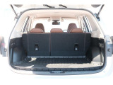 車体構造の見直しや、新型パワーリヤゲートの採用により、荷室幅および荷室開口部を拡大。サイズの大きな荷物の出し入れがしやすくなっております。