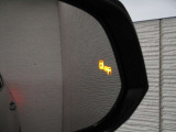 隣車線を走る車両をレーダーで検知し、ドアミラーでは確認しにくい後側方エリアに存在する車両に加え、急接近してくる車両も検知します。車両を検知するとドアミラーに搭載されたLEDインジケーターが点灯します。