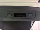 ワンタッチで開閉操作が可能なハンズフリー機能付き電動テールゲートです。(予約クローズ機能有り)