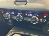 フルオートエアコンディショナーとなっております。運転席と助手席でそれぞれで温度設定ができますので、快適にドライブをすることができます。