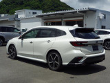 スバルの4WD(AWD)は直進安定性に優れ、日常走行から高速走行まで、さまざまなシーンで安心感に満ちた走りが愉しめます。それは悪路や泥道など左右のタイヤの路面状況が異なるシーンでも変わりません。