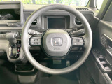 インテリアに合わせたデザインのステアリングは、運転される方のことも考え、運転しやすい形状、大きさです。是非一度、実際に触ってお確かめください。