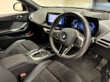 【コックピットシート】BMW車の主役席。車体中央にくる様に配置し車両重心とが一致する事でドライバーと車との一体感あるドライビングを実現。人間工学に基づき形成した形状が長時間のドライブ疲労も軽減します!