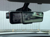 後方視界をクリアに映し出してくれるスマートルームミラー。