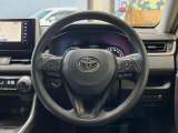 インテリアに合わせたデザインのステアリングは、運転される方のことも考え、運転しやすい形状、大きさです。是非一度、実際に触ってお確かめください。