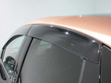 クルマと一体感がある.デザインのプラスチックバイザー 雨の日でも車内の換気ができます。