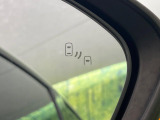 【ブラインドスポットモニター】走行中、ドアミラーの死角になりやすい箇所に後続車が接近するとサイドミラーのレンズに警告を表示!ドライバーに注意喚起をしてくれます。