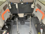手摺りです。車いす使用者が立ち上がる際等に使用します。
