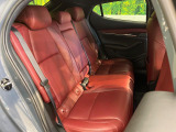 コンパクトカーですが、セカンドシートは十分な広さがあり快適にお乗りいただけます♪シートを倒して大きな荷物を積んだりと、用途の幅が広い1台です。