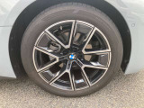 【BMWアロイホイル】軽量かつ強度に拘ったアロイホイル。走行性能ポテンシャルを引き出す設計。車の足元を引き締めてくれる大きなポイントはアロイホイルです。