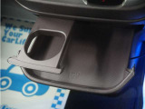 引き出して大きめトレーとして、しまったままでも小物置きとして、運転席からも助手席からも自在に使えるドリンクホルダー付のトレーです。