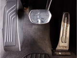【ペダル】BMWはオルガン式アクセルペダルを採用しています。踏み込む足とペダルが同じ軌跡を描くため、かかとがずれにくく、アクセルコントロールがよりしやすくなるメリットがあります。