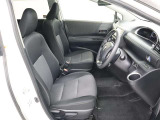 包み込むようなホールド感のあるシートでお車の操作性だけでなく、運転中の疲れも軽減!長時間の運転やお体をしっかりサポートします!