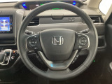 ハンドルにHondaセンシング系のクルーズコントロールやレーンキープアシストなどのスイッチと、オーディオの操作スイッチが装備されています。ハンドルから手を離さず安全に操作できます。