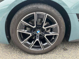 【BMWアロイホイル】軽量かつ強度に拘ったアロイホイル。走行性能ポテンシャルを引き出す設計。車の足元を引き締めてくれる大きなポイントはアロイホイルです。
