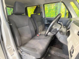 運転席まわりには十分なスペースがあり、大柄な方でもゆったり運転していただける環境です。