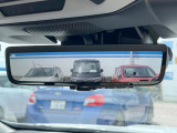 【スマートリヤビューミラー】後席の大きな荷物や同乗者で後方が確認しづらい時でも安心!カメラが撮影した車両後方の映像をルームミラー内に表示。クリアな視界で状況の確認が可能です!