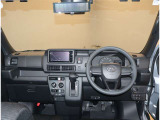 オシャレなインテリアで運転する気分も盛り上がりますよね^^