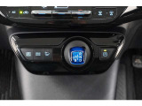 EVモードは電気モーターのみを使って走行するモードです。深夜の住宅街、屋内駐車場でエンジン騒音や排気ガスを気にすることなく走行できます。
