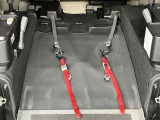 電動ウィンチと下部のフックは車イス乗車後に固定する装置になります。