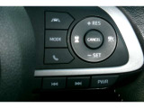 ステアリングスイッチ付き。前方から目を離すことなく、オーディオの選局や運転支援系の操作ができます。