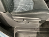 シートハイトアジャスターが付いているので運転姿勢を調整するのに便利ですね。身長に合ったシートポジションは安全運転や疲労軽減にもつながります。