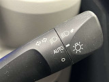 暗くなったら自動でヘッドライトの点灯をサポートしてくれます!任意での操作も可能!