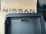 助手席シートアンダーボックスにも荷物が入ります。小物類の整理にも活躍します。