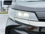 【LEDヘッドライト】悪天候や夜間走行時も良好な視界を確保し安心して運転できる高輝度LEDヘッドライトを装備!点灯速度が早く、消費電力も抑えられています。