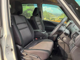運転席シート廻りは使用感も少なく、良好な状態となっています。前オーナー様が丁寧に使っていたことがよくわかりますね。