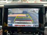 駐車時、後方の映像がモニターで確認できます。狭い場所での駐車もスムーズです。