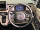 インテリアに合わせたデザインのステアリングは、運転される方のことも考え、運転しやすい形状、大きさです。是非一度、実際に触ってお確かめください。