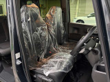 運転席から助手席への移動が楽々のベンチシートです。