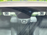 【アイサイトVer3】前方の車両等を検知し、衝突しそうな時は警報で注意を促し、ブレーキを踏む力をサポート。ブレーキを踏めなかった場合は衝突被害軽減ブレーキが作動、衝突回避をサポートします。