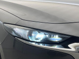 【LEDヘッドライト】悪天候や夜間走行時も良好な視界を確保し安心して運転できる高輝度LEDヘッドライトを装備!点灯速度が早く、消費電力も抑えられています。
