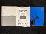 スマートキーは鍵をバッグに入れたままでもドアロックの開閉やエンジンのON・OFFができます。夜間や雨の日も鍵を探さなくて良いので便利です。