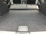 後部のシートを倒すとこんなに広々空間が!大きなお荷物を乗せる時でも心配ありません!