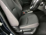 運転席シートは、シートポジションやリクライニングをレバーで簡単に調整可能。ドライバーのの快適性を向上させ、カスタマイズされたドライビングエクスペリエンスを提供します。