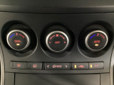 空調スイッチ類は最近流行のタッチパネル式ではなく、運転中でも直感的に操作できるダイヤル式を採用しております。