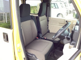 フィット感のあるシート。しっかりと支えてくれるので、長時間の運転を快適にサポートしてくれます。アームレスト付き。長距離ドライブも快適に過ごせます。