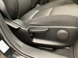 運転席にはドライバーの体型や好みに応じて前後方向だけでなく、高さの調整ができるシートリフターを装備!