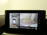 【全周囲モニター】車を上空から見下ろしたような映像をカーナビ画面に映し出し、車庫入れや縦列駐車をサポートしてくれます。