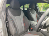 【コックピットシート】BMW車の主役席。車体中央にくる様に配置し車両重心とが一致する事でドライバーと車との一体感あるドライビングを実現。人間工学に基づき形成した形状が長時間のドライブ疲労も軽減します!
