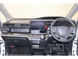 操作性に優れた運転席となります!小物入れや各ボタンの配置にこだわり、使いやすいです!座り心地もよく視認性も良好なのでロングドライブもお任せ下さい!