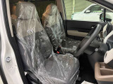 運転席と助手席はクッション性とホールド性を備えたコンビシートです。長時間の運転も疲れにくいです♪