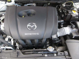 24Vマイルドハイブリッドで爽快な走りを実現する「e-SKYACTIV-G 2.0」。高効率エンジンと電動化技術の組み合わせにより、燃費性能とアイドリングストップ機能をさらに向上させました。